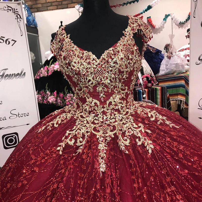 Блестящее бальное платье платья для Quinceanera с рукавами-крылышками золотистым