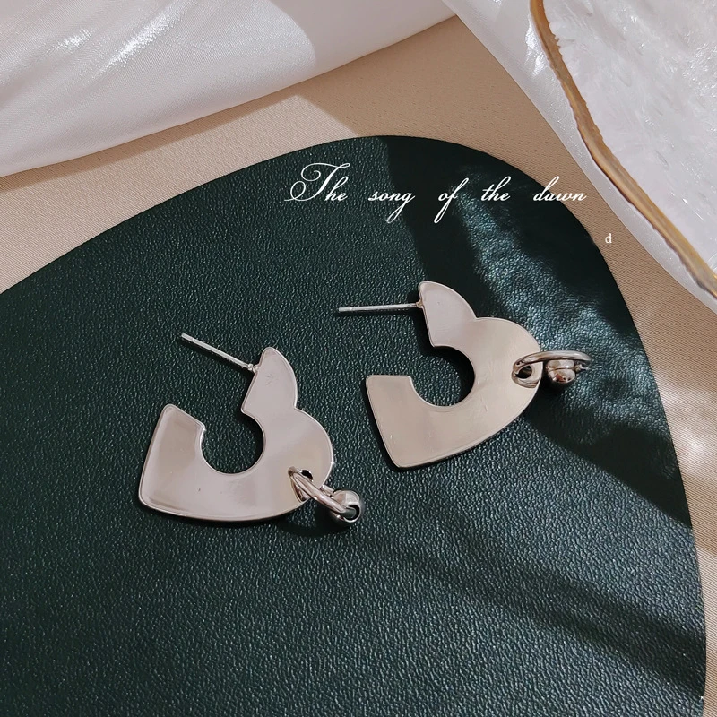 

Heart Shaped Crochet Earrings for Women 2021 Love Korea Asymmetry Long Earing Female Asymmetric Simple Niche Metal Luxury Design