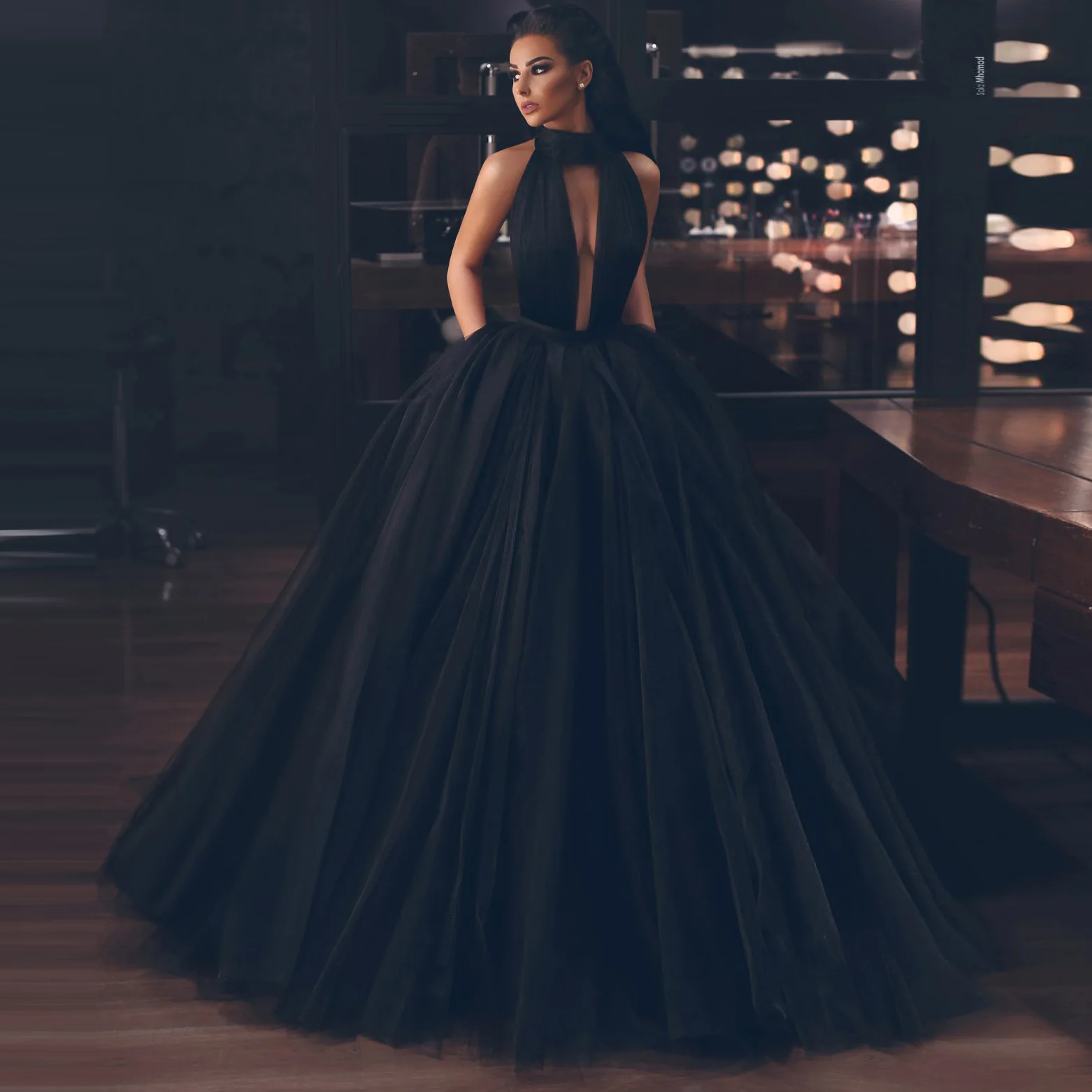 Сексуальное черное платье с лямкой на шее трапециевидного силуэта длинное