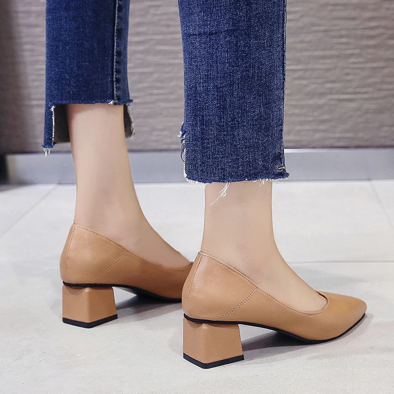 Офисные женские туфли из органической кожи Модельные на не сужающемся книзу