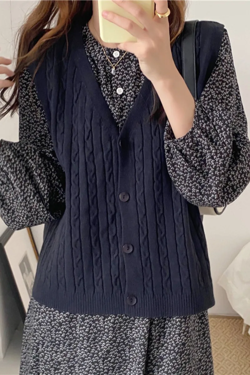 

Knitted cardigan vest