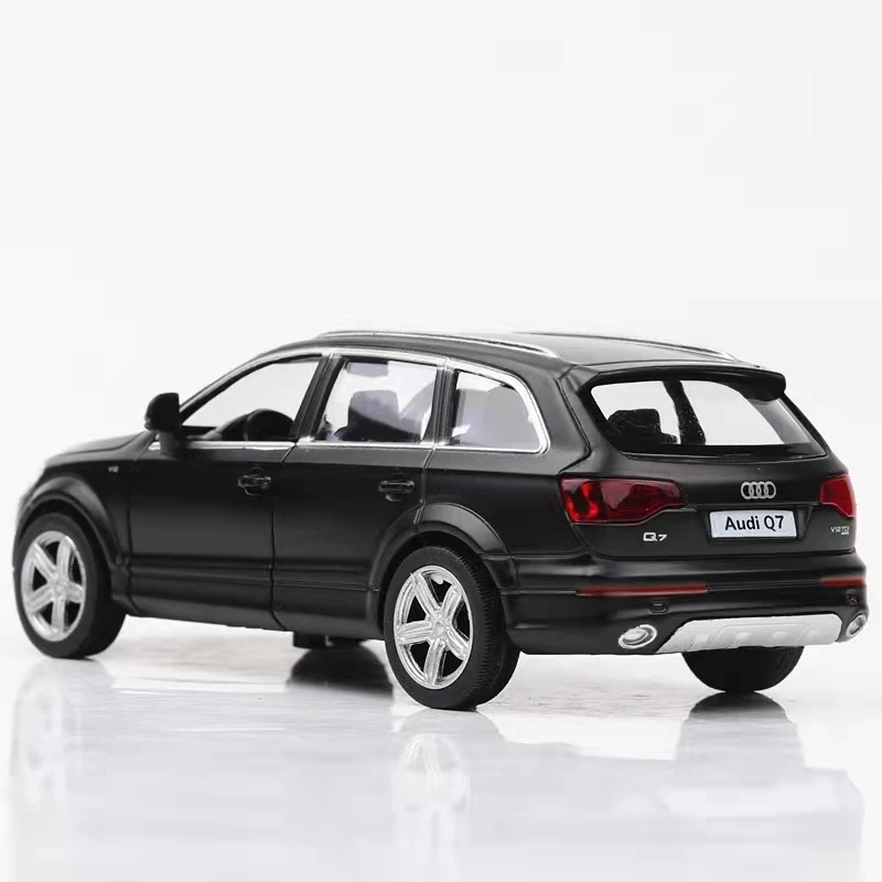 Модель Audi Q7 в масштабе 1:36 из сплава имитация силы управления автомобилем