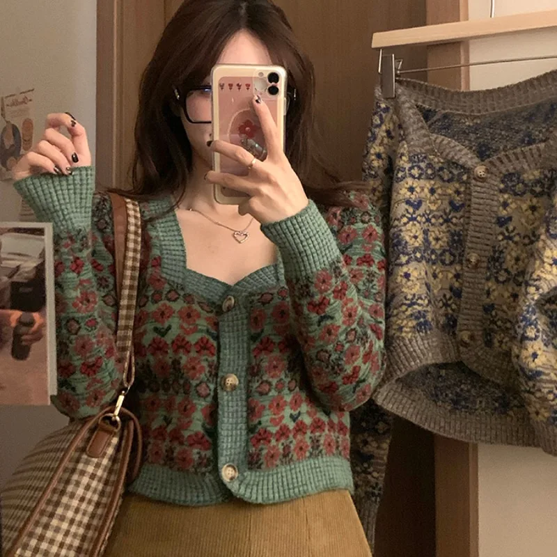 

Early Autumn New Short Vintage Flower Small Square Collar Knitted Sweater Cardigan for Women Spring and Autumn Coat Outer Wear