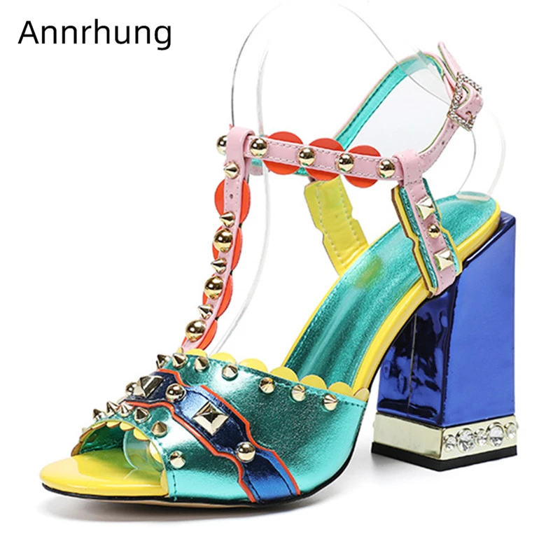 

Сандалии женские с Т-образным ремешком и заклепками на массивном каблуке