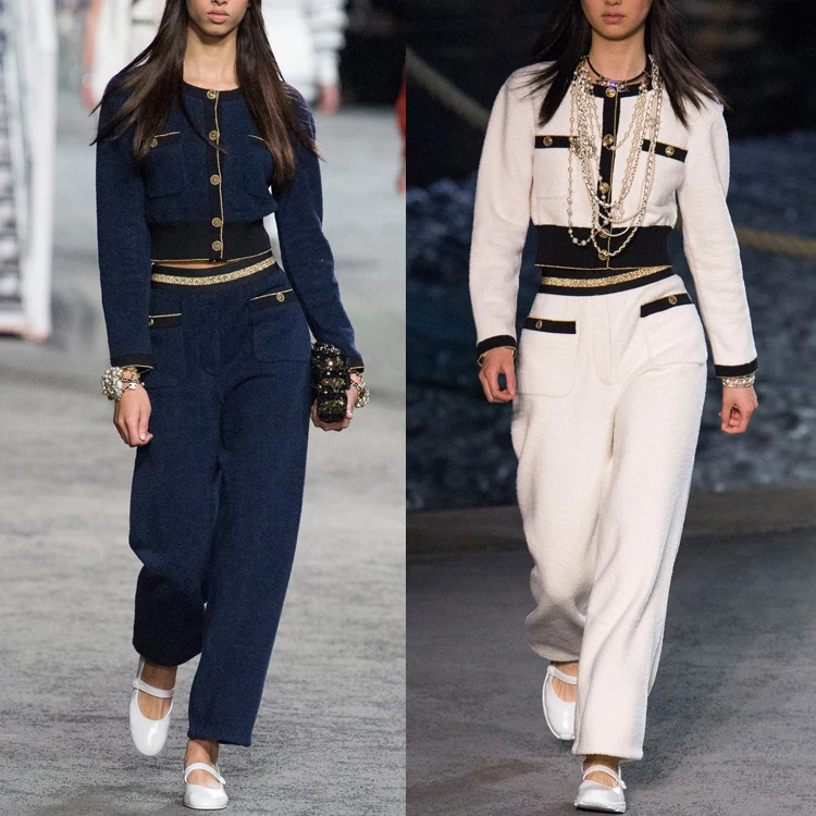 Женский модельный костюм вязаный однобортный укороченный свитер и брюки с