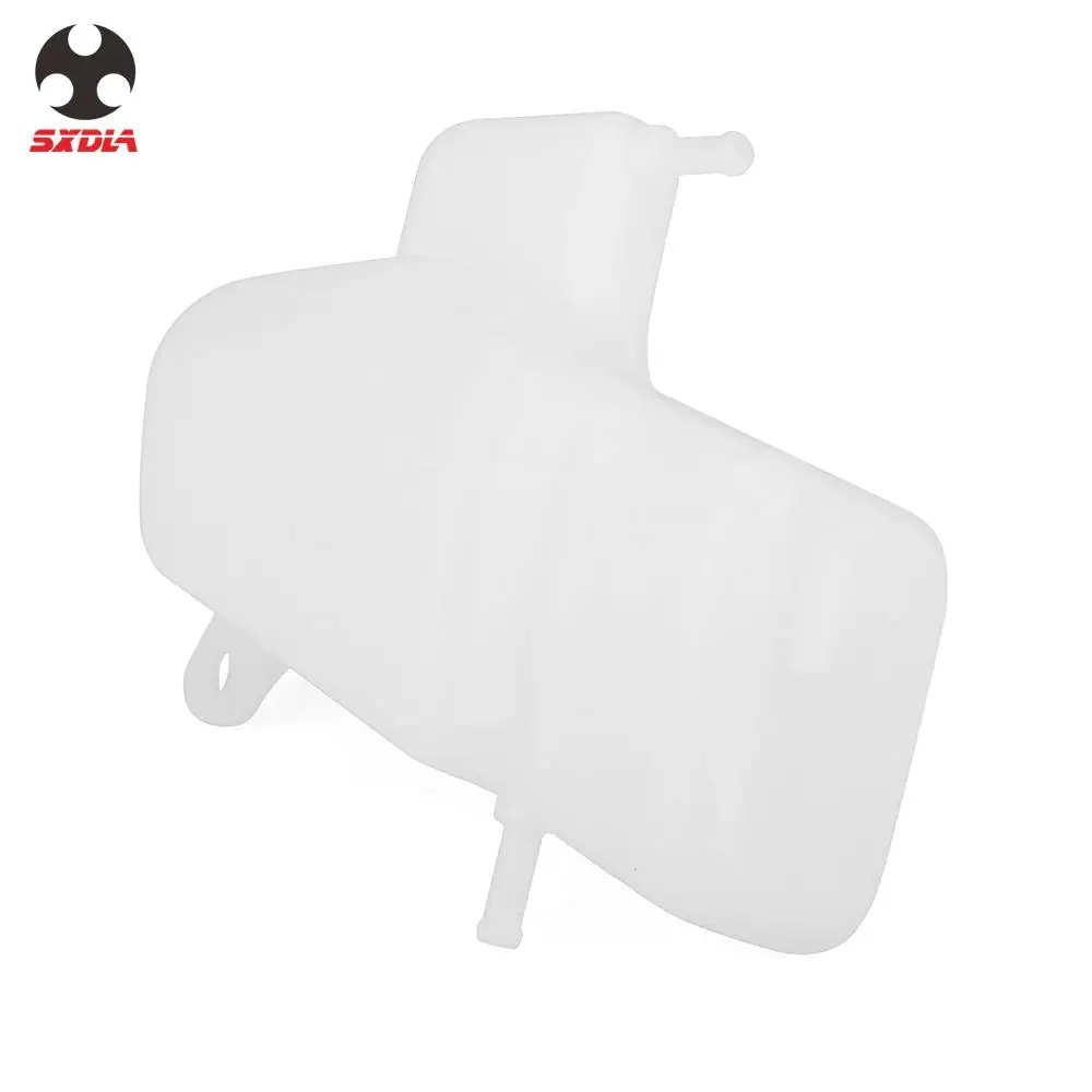 Мотоцикл после рынка охлаждающей жидкости над потоком бутылки резервуар