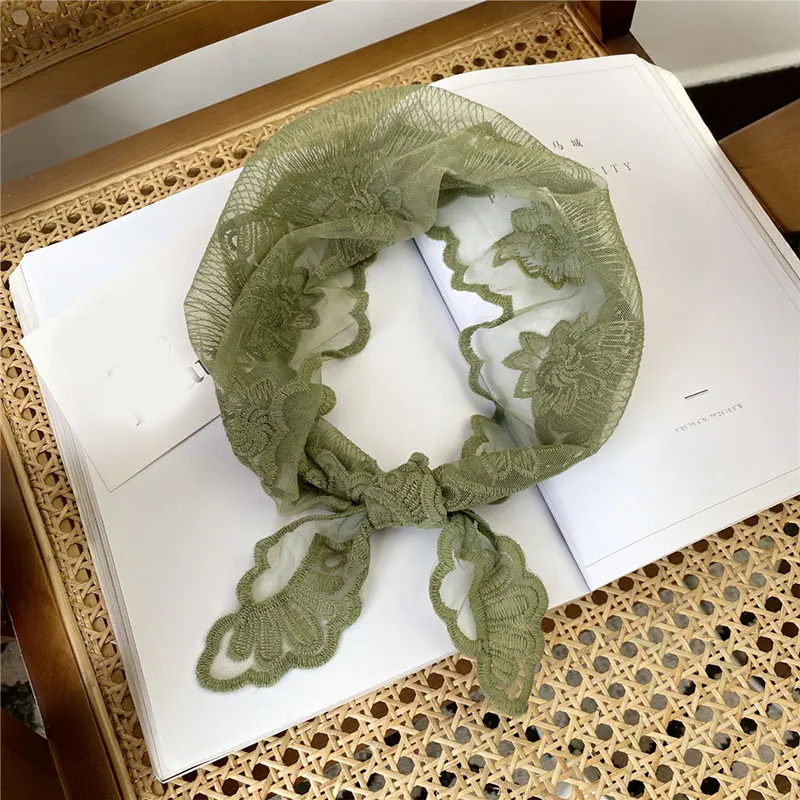 Женский треугольный шарф вышитый крючком цветочный маленький платок вязаный