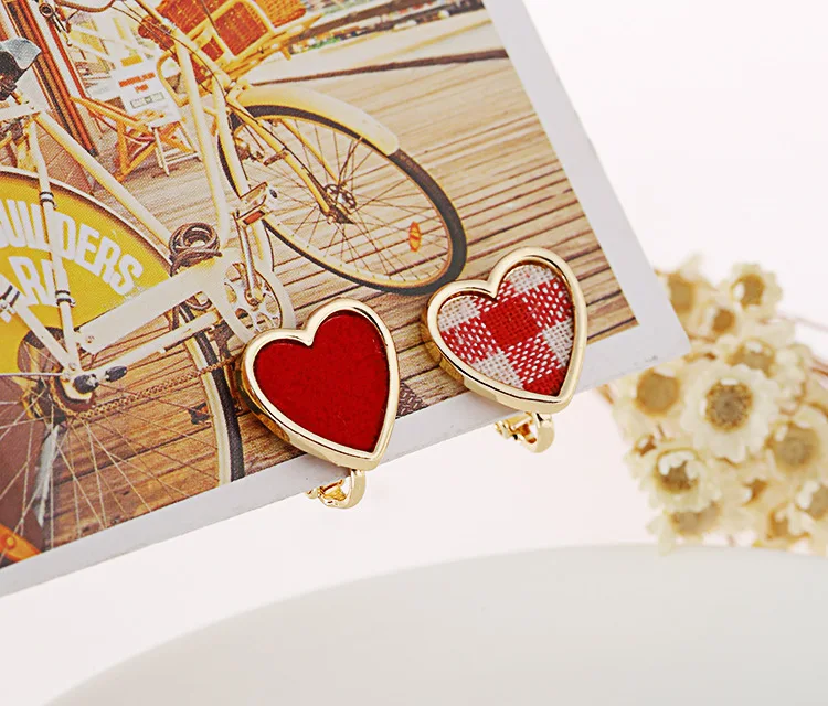 Асимметричные красные маленькие серьги-клипсы в форме сердца без пирсинга для