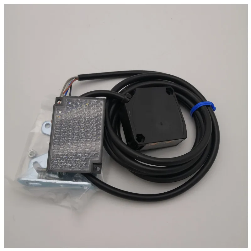 

OMRON E3JK-RR11-C Built-in Power Supply Photoelectric Sensor