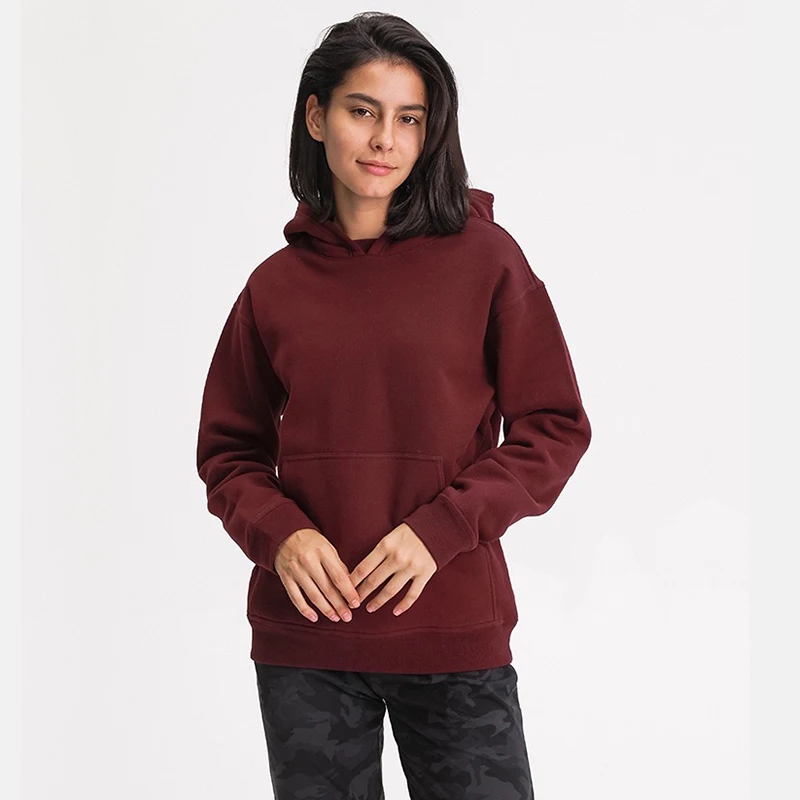 Куртка спортивная осенне-зимняя однотонная свободная с капюшоном и карманами |