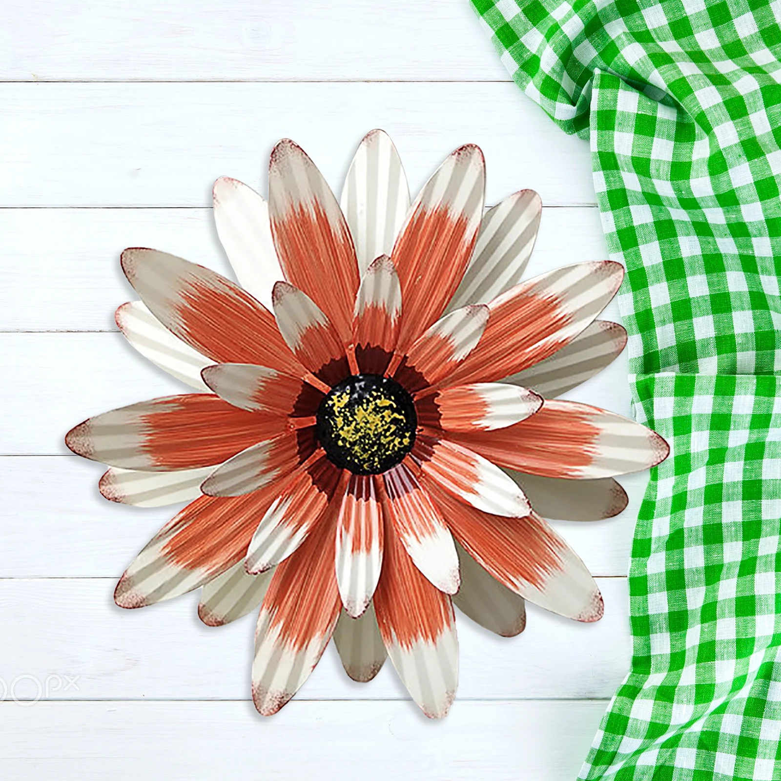 Искусственная ромашка металлическим цветочным орнаментом подсолнечника