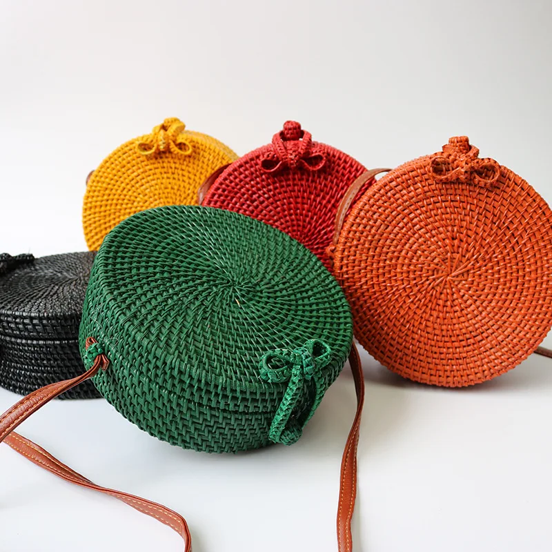 Женская круглая соломенная сумка летняя разноцветная плетеная пляжная из