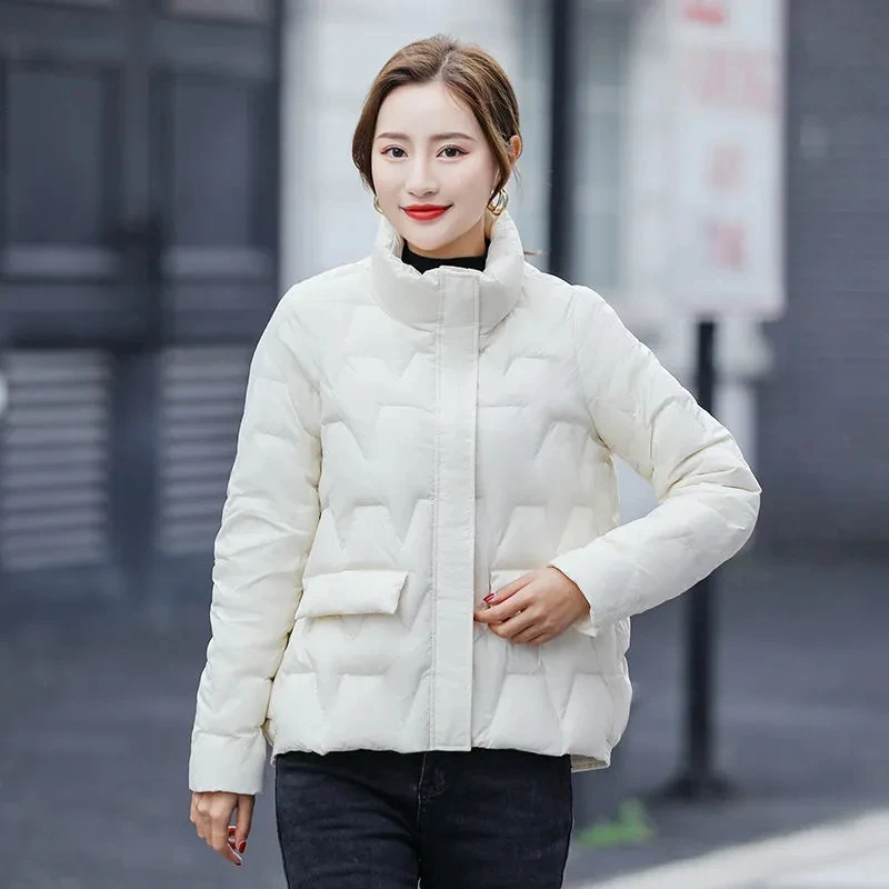 

Женский короткий пуховик с воротником-стойкой, на 90% белом утином пуху