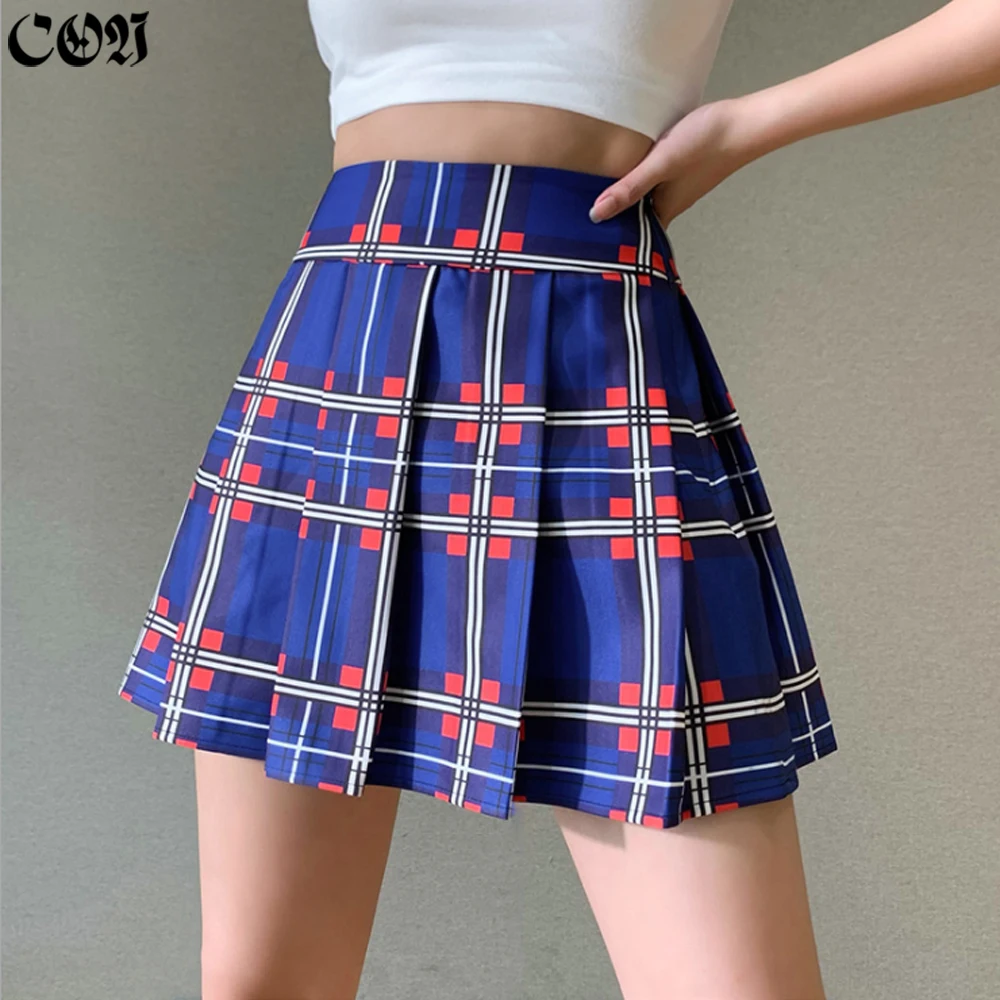 

Женская короткая юбка с контрастной цветовой гаммой