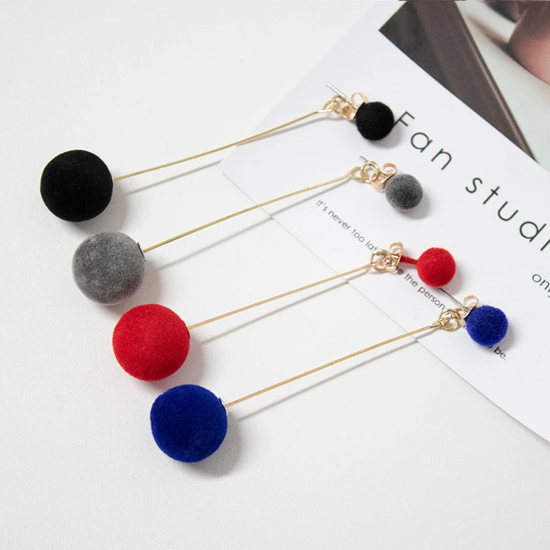 Модные красные черные висячие серьги с плюшевыми шариками женские