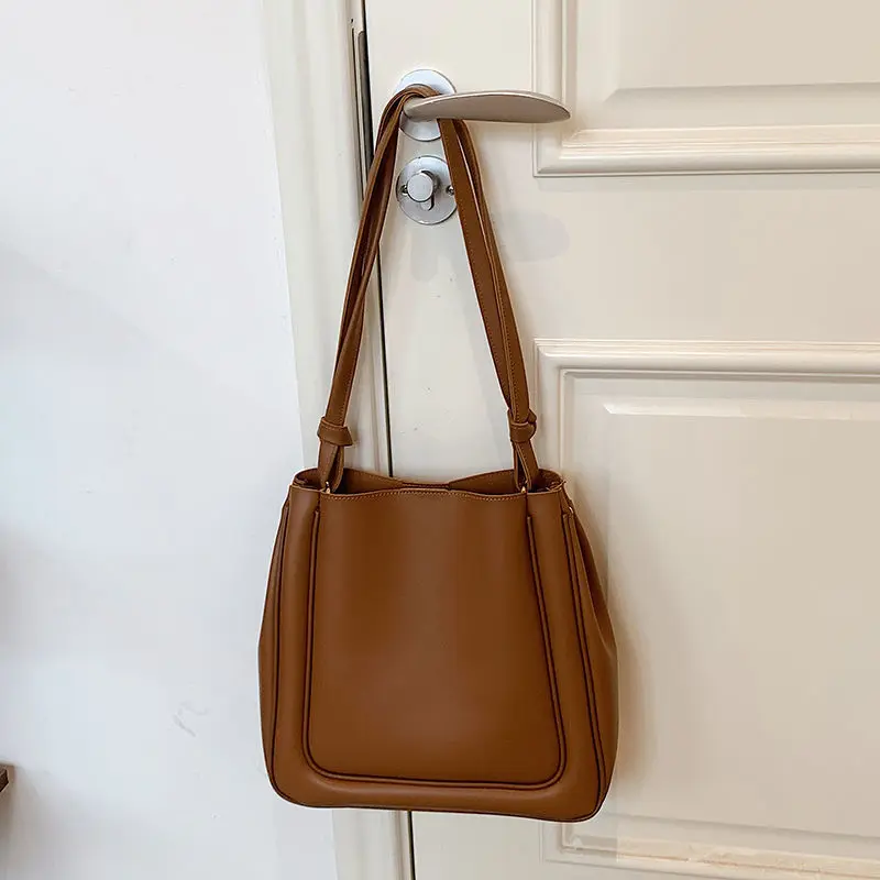 Large Capacity Bag Women's 2021 New Autumn Winter Commuter Tote Bag High Sense Single Shoulder Bag Light Luxury Fashion Handdag