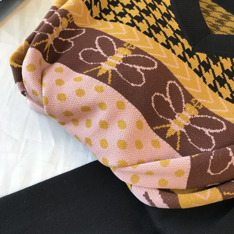 Женский трикотажный комплект из двух предметов свитер с винтажным принтом и