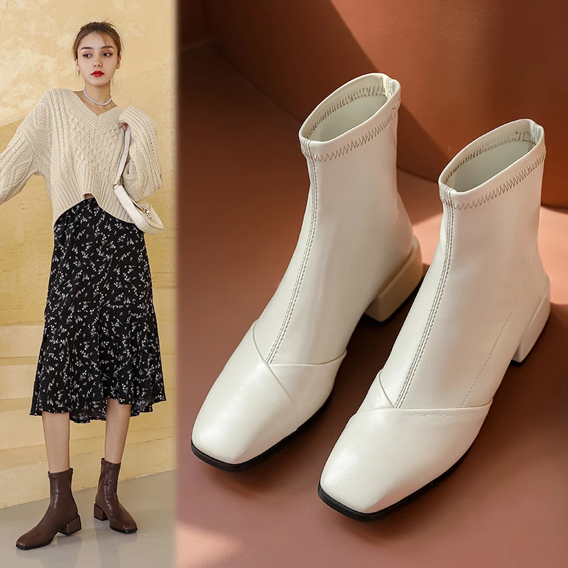 

Черные красивые женские ботинки из мягкой искусственной кожи, ботильоны, удобная женская обувь на низком квадратном каблуке для осени и зим...