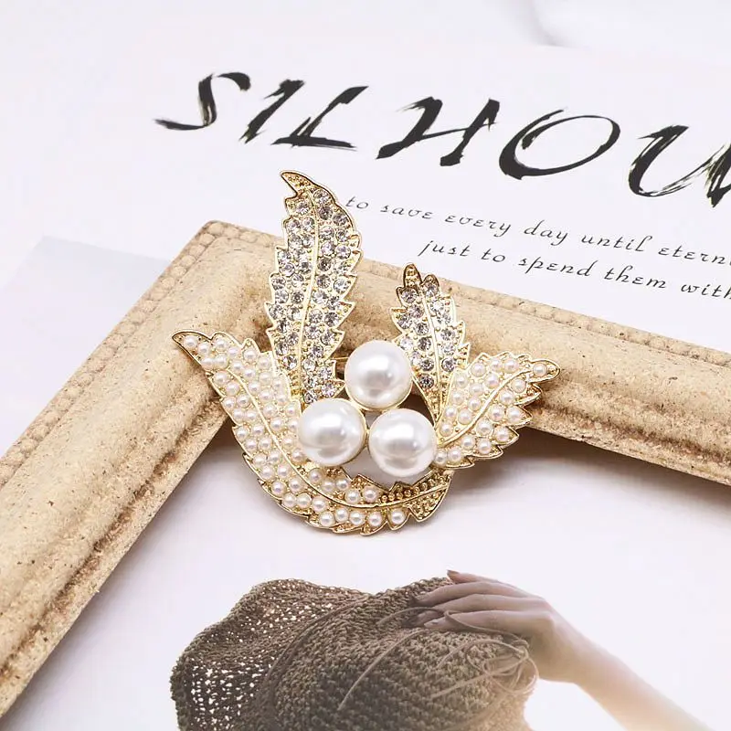 

New Elegant Designs Imitaion Pearls Sweet Brooch Pin Wing Alloy Decoration
