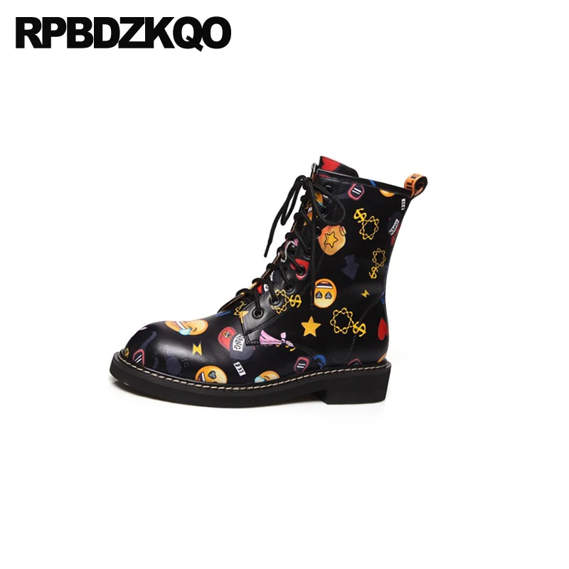 В стиле милитари на шнуровке обувь с не сужающимся книзу массивным черные