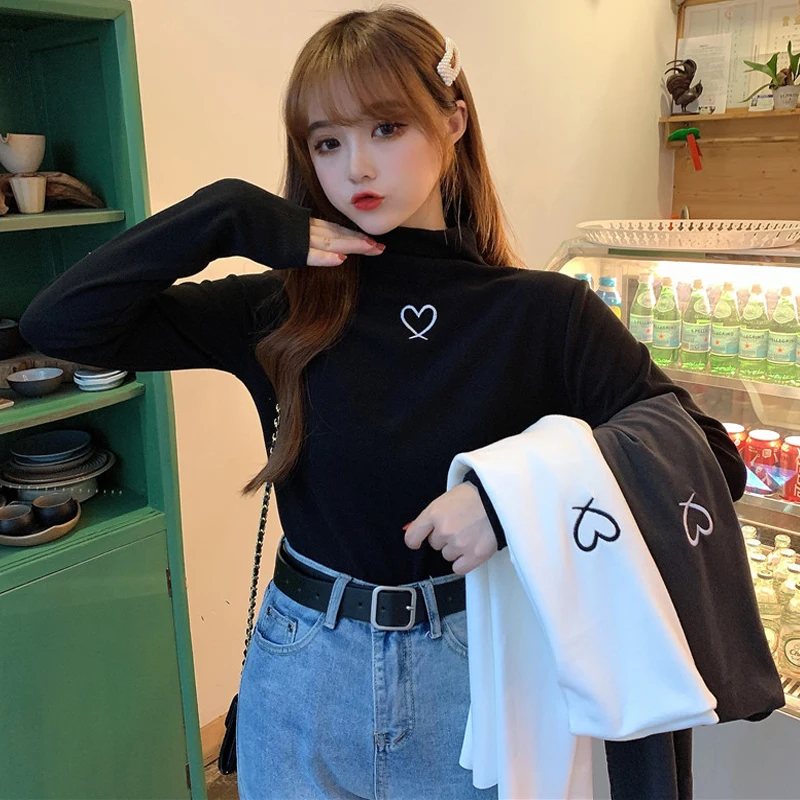 Женская свободная футболка с длинным рукавом вышивкой и полувысоким воротником