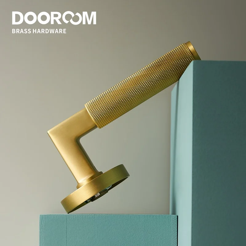 Дверной замок Dooroom с накаткой латунный в современном стиле для интерьера спальни