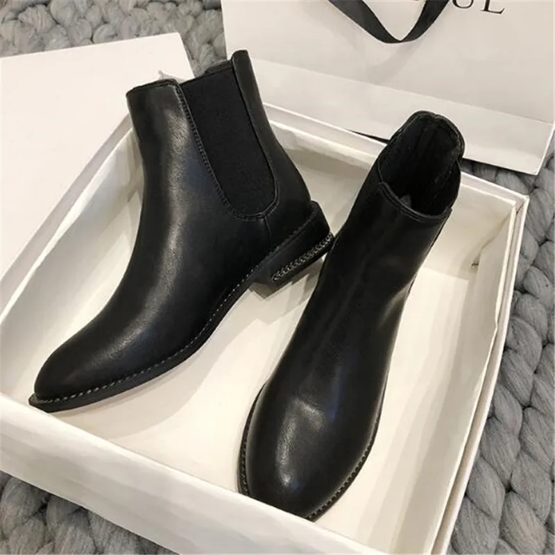 Женские ботильоны с цепочкой обувь на низком каблуке женская черная кожаная