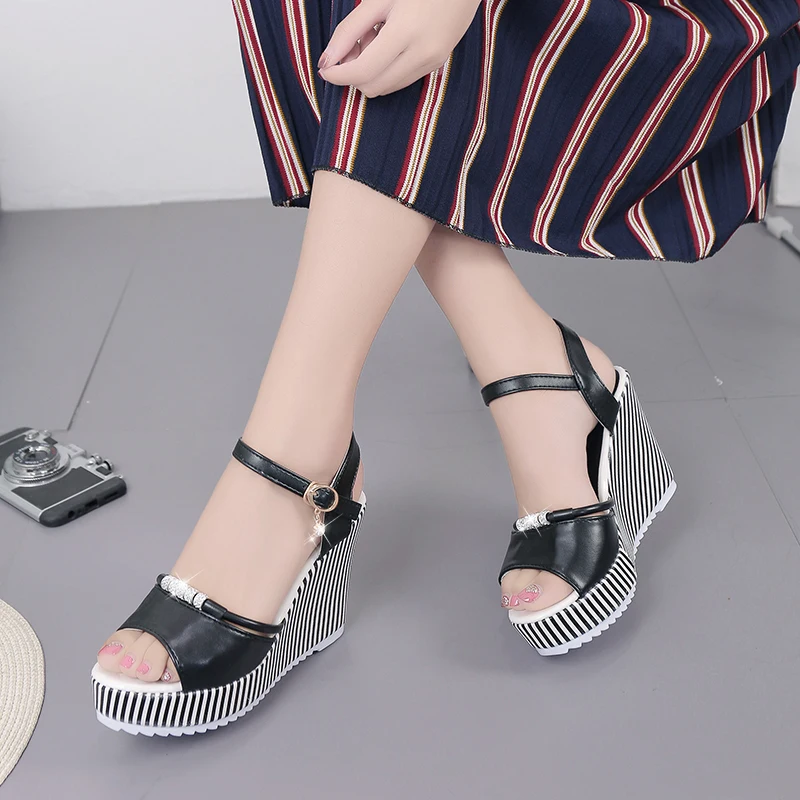 Хорошая Летние женские сандалии на танкетке/платформе Стразы водонепроницаемые