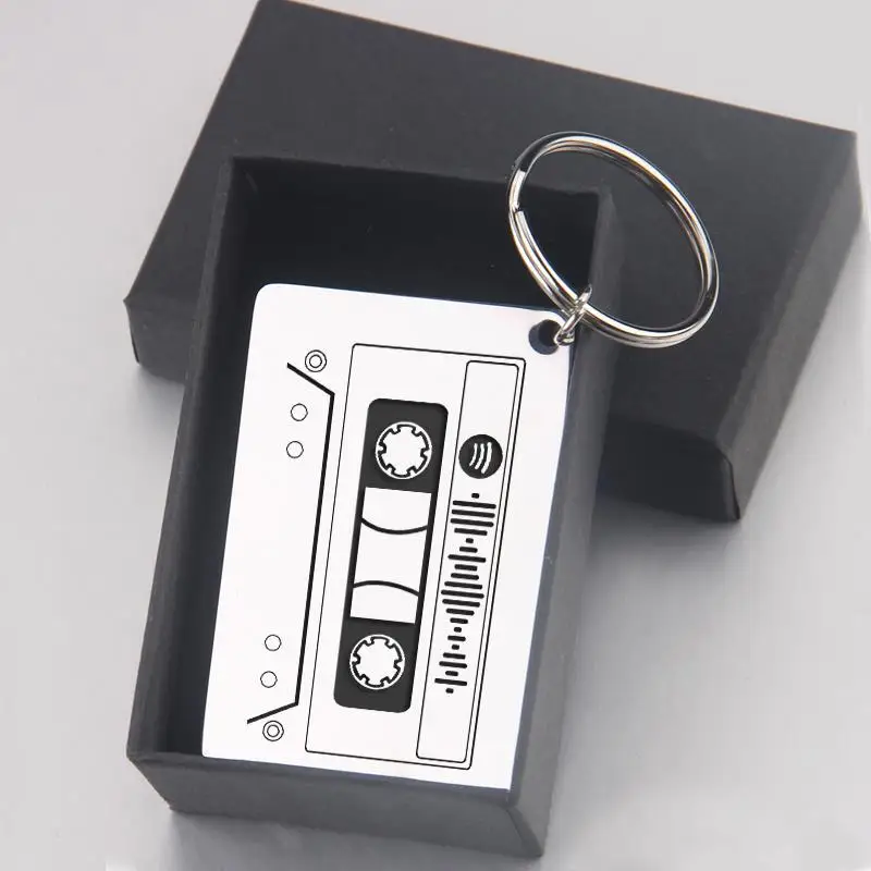 Изготовленный на заказ брелок с гравировкой кассеты кодом Mucis это только из