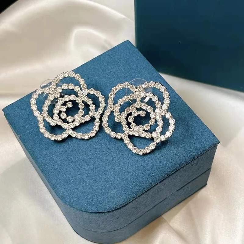 

Женские и мужские серьги-гвоздики из серебра 925 пробы с фианитом