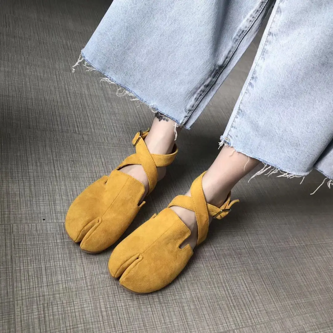

Women's Summer Split Toe Black Yellow Flat Sandals Shoes Strap N14