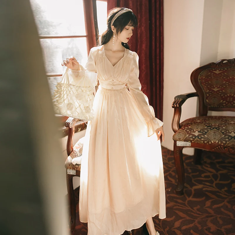 Бокал для шампанского длинное женское платье до середины икры Империя Тонкий