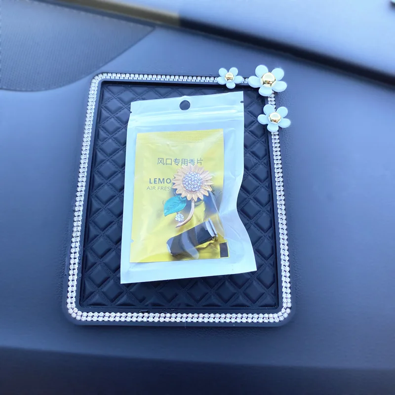 

1pc Alloy Diamond-studded Sunflower Car Perfume Decoration Clip Exquisite Sunflower Car Air Conditioning Air Outlet Fragrance