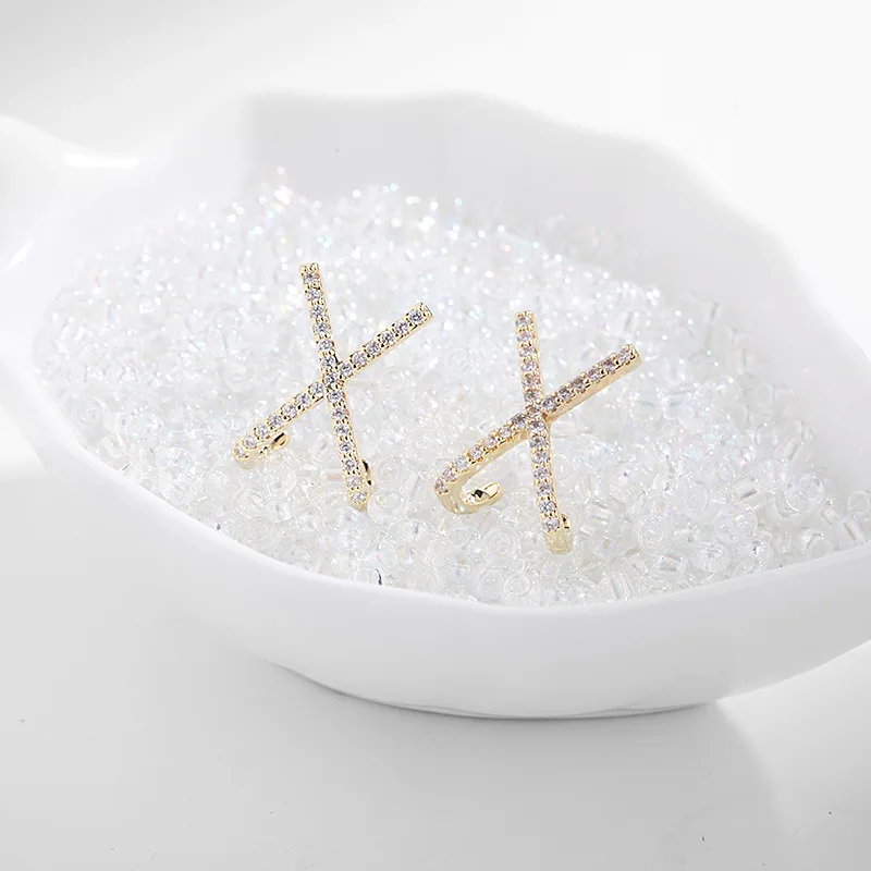 Женские серьги-гвоздики с фианитами золотистого цвета | Украшения и аксессуары