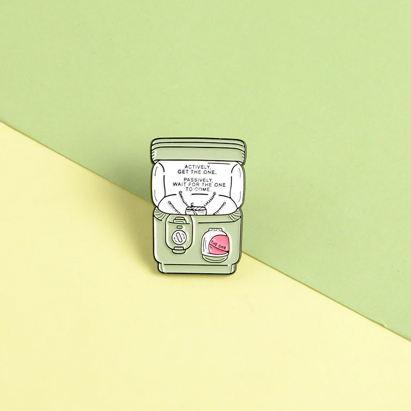 Заколка Gashapon для игр в виде кукол и капсул мягкая эмалированная заколка