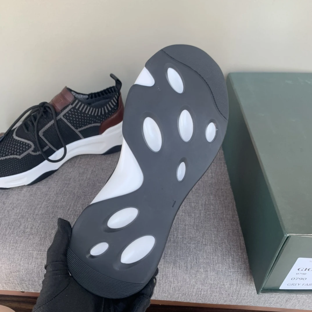 

Light luxury casual shadow sneakers. The brand's first knitted sports shoes
