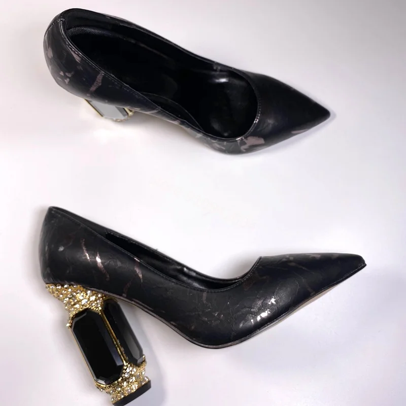 Роскошные стразы стекло на не сужающемся книзу массивном каблуке Женские