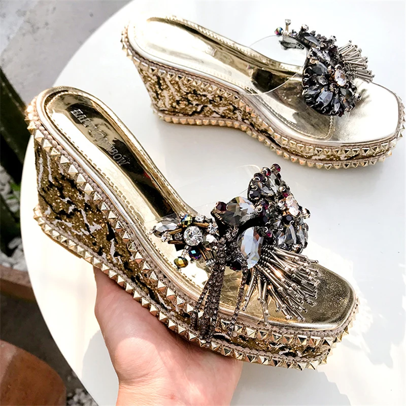 2019 г. Женские босоножки на танкетке с заклепками высоком каблуке 10 см 4 платформе