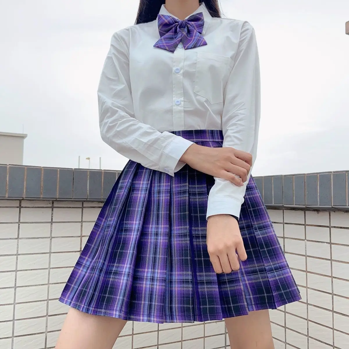 Костюм из футболки и юбки с высокой талией плиссированной |