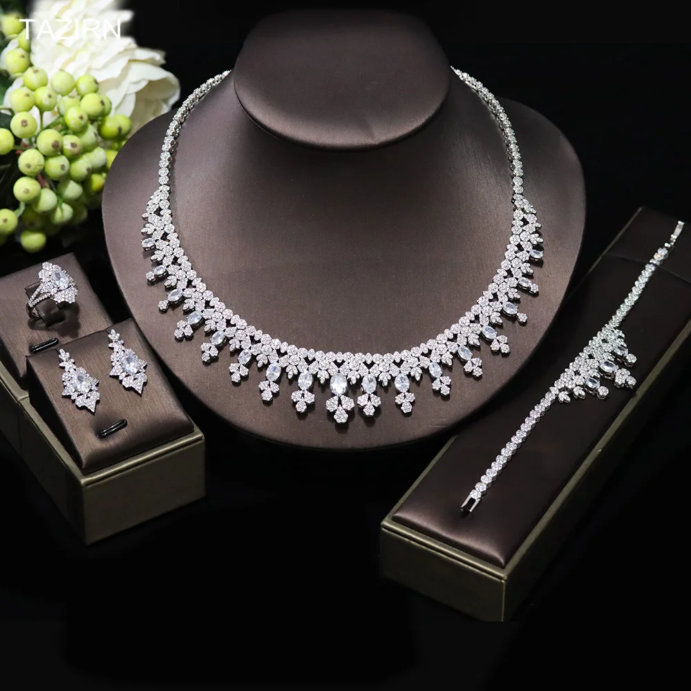 Комплект женских ювелирных изделий, ожерелье, серьги, браслет и кольцо с фианитами