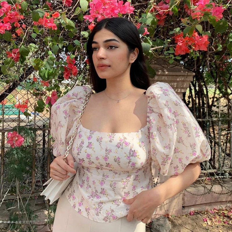 

Кроп-топ женский с открытой спиной и рукавами-фонариками