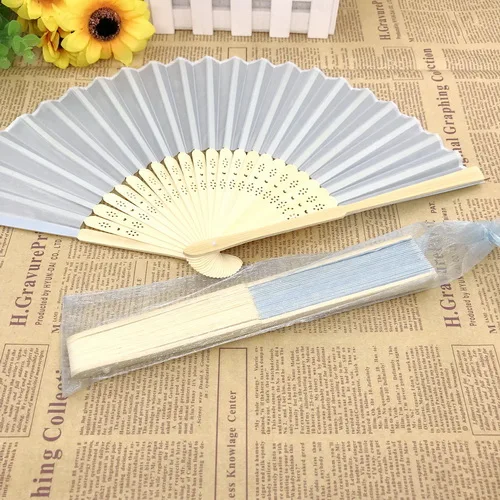 Light Blue 80 шт./лот, персонализированные свадебные сувениры, роскошные шелковые ткани, веер в мешке из органзы, таможенная печать, имя и дата, портативный вентилятор - Цвет: Light Blue