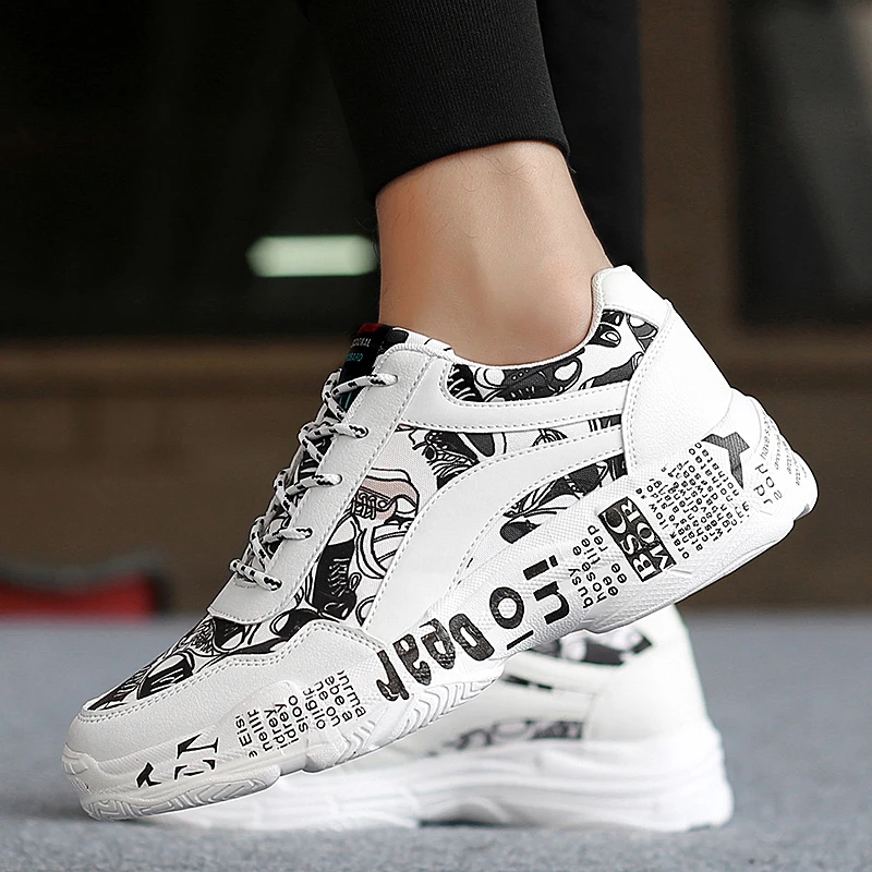 Женские повседневные белые кроссовки с граффити на плоской подошве