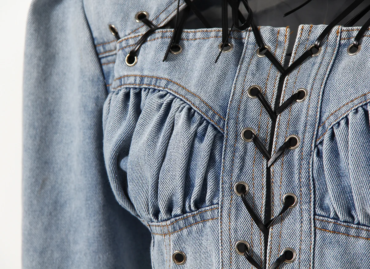 Женская джинсовая куртка со шнуровкой с квадратным воротником и люверсами