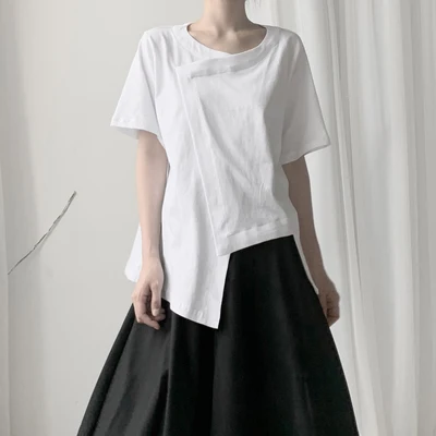 Женская белая асимметричная футболка с круглым вырезом коротким рукавом и