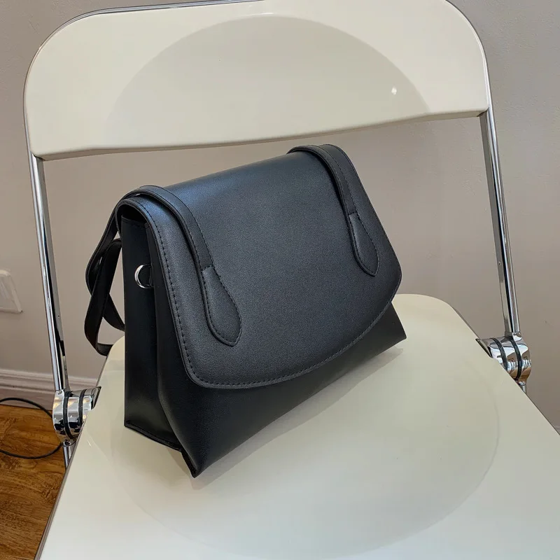 

Ladies commuter one-shoulder underarm bag 2021 new briefcase portable messenger tote bag simple female bag flip small square bag