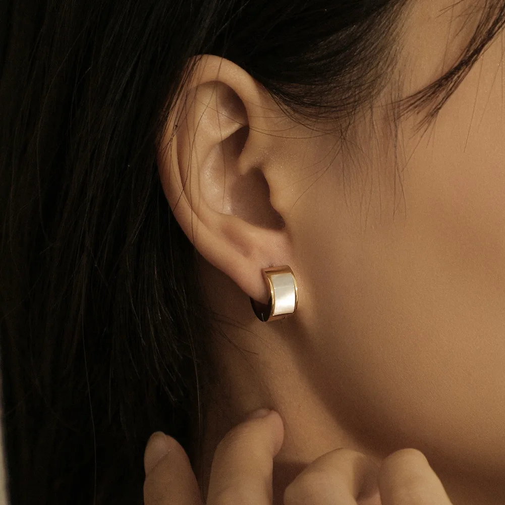 

Titanium Steel Gold Plated Color Preserving Earrings Simple White Fritillaria Temperament Earring For Women New Ladies Jewelry