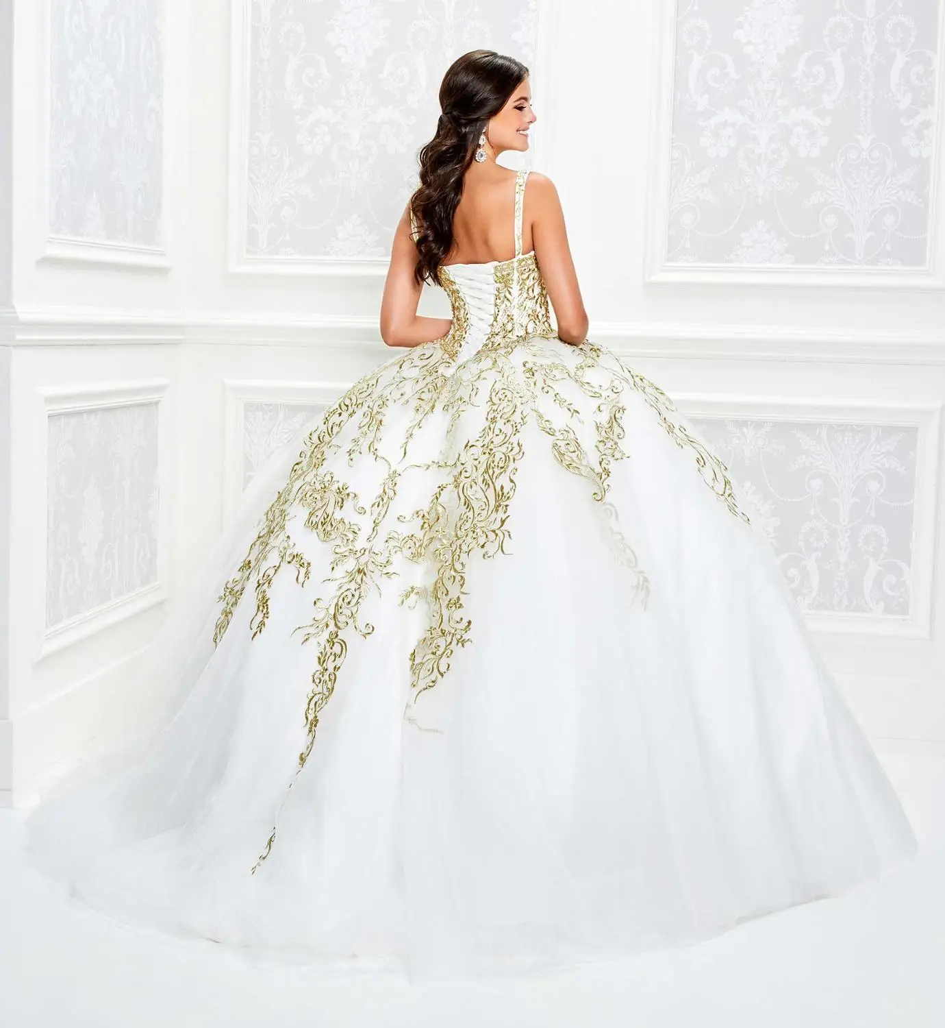 Роскошное красное платье Quinceanera 2020 с глубоким вырезом золотым кружевом и