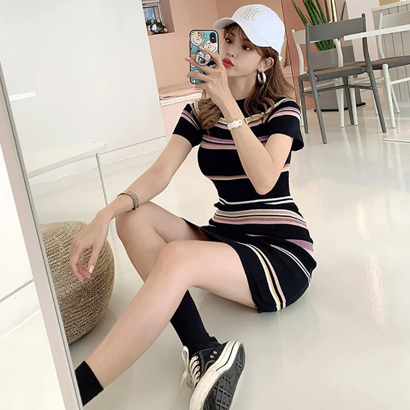 Женское платье-футляр в полоску с коротким рукавом и круглым вырезом выше колена