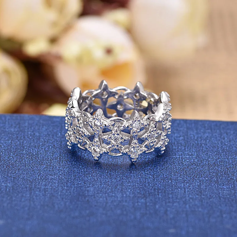 Роскошное широкое кольцо с полым цветочным дизайном блестящим кубическим